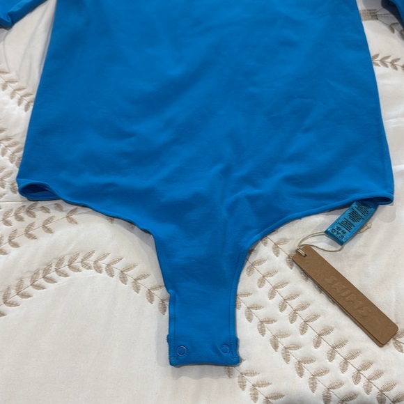 Skims Essential Bodysuit - Picture 4 of 12